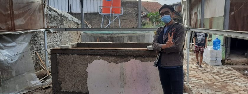 M. Airlangga, salah satu mahasiswa turut membantu kegatan pengabdian masyarakat